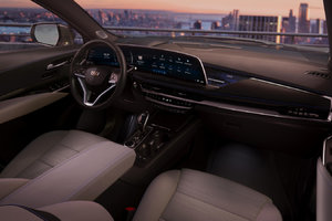 Trois façons que le nouveau Cadillac XT4 2024 se démarque de l'Audi Q3 2023