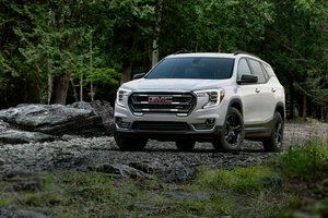 Comparaison du GMC Terrain 2024 et du Toyota RAV4 2024