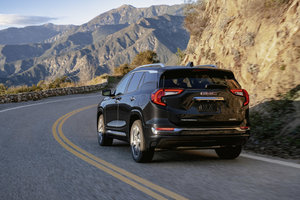Comparaison du GMC Terrain 2024 et du Toyota RAV4 2024