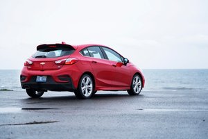 TOYOTA COROLLA 2019 VS CHEVROLET CRUZE 2019 À CHICOUTIMI
