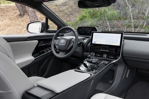 Comment le Toyota bZ4X 2024 entièrement électrique se distingue des autres véhicules électriques de son segment