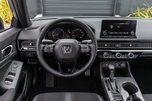 Comparative Analysis of 2024 Honda Civic and Hyundai Elantra: Performance, Space, and Design