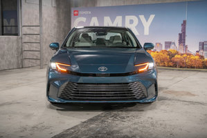 La Camry 2025 dévoilée : La dernière hybride de Toyota est désormais disponible avec la transmission intégrale