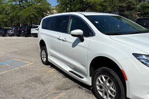 2023 CHRYSLER GRAND CARAVAN SXT with SAVARIA Manual Side Entry
