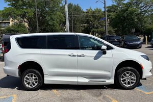 2023 CHRYSLER GRAND CARAVAN SXT with SAVARIA Manual Side Entry
