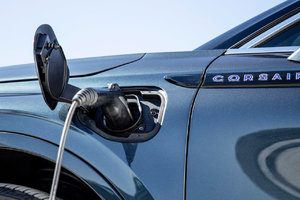 Lincoln Corsair vs Lincoln Corsair PHEV: Which is right for you?