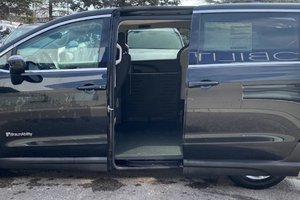 2024 Chrysler Pacifica with Braun Power Side-Entry