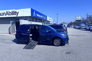 2020 Toyota Sienna XLE w/ Braun Power Side