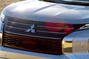 2024 Mitsubishi Outlander PHEV - front bumper