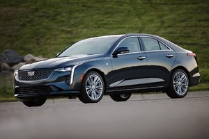 Cadillac présente une berline de caractère : la CT4 2020