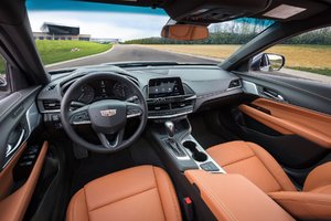 Cadillac présente une berline de caractère : la CT4 2020