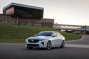 Cadillac présente une berline de caractère : la CT4 2020