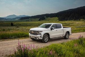 Five Differences and Three Similarities Between the 2024 Chevrolet Silverado ZR2 and 2024 Chevrolet Silverado High Country