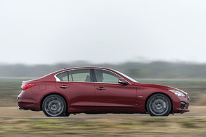 Comparing the 2017 Infiniti Q50 with the 2017 Mercedes-Benz C 300