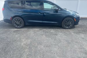 2022 Chrysler Pacifica S Touring | Car Play | 7 Passenger | Sto N Go Seat