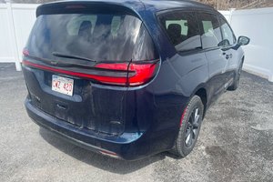 2022 Chrysler Pacifica S Touring | Car Play | 7 Passenger | Sto N Go Seat