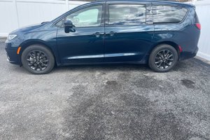2022 Chrysler Pacifica S Touring | Car Play | 7 Passenger | Sto N Go Seat