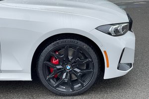 BMW 330i xDrive Sedan 2025