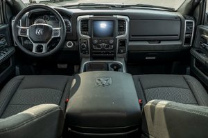 Ram 1500 Classic WARLOCK CREW V8 4X4 *SIEGES CHAUFF* CARPLAY *PROMO 2024