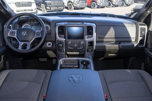 2024 Ram 1500 Classic WARLOCK CREW V8 4X4 *SIEGES CHAUFF* CARPLAY *PROMO