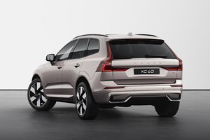 2025 Volvo XC60 HYBRIDE RECHARGEABLE PLUS VERSION FONCÉE