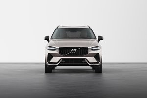2025 Volvo XC60 HYBRIDE RECHARGEABLE PLUS VERSION FONCÉE