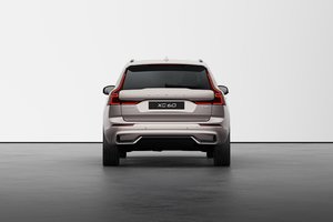 2025 Volvo XC60 HYBRIDE RECHARGEABLE PLUS VERSION FONCÉE