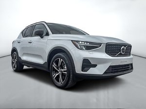 2024 Volvo XC40 B5 CORE // AWD // DARK THEME