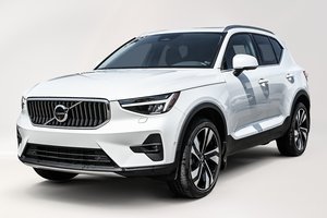 Volvo XC40 B5 AWD Plus Bright Theme 2024