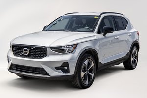 Volvo XC40 B5 AWD Plus Dark Theme 2025