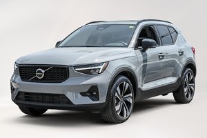 Volvo XC40 B5 AWD Plus Dark Theme 2025