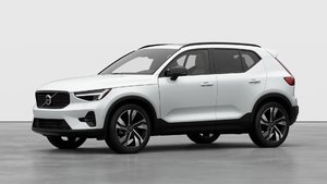 Volvo XC40 Plus (Dark Theme) 2026