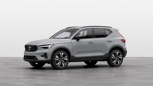 Volvo XC40 ULTRA DARK THEME 2025