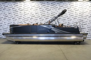 AVALON LSZ 2385 VERSATILE REAR BENCH PLATINUM + YAMAHA VMAX 150 HP 2026