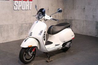 2022 Vespa GTS 300 SUPER