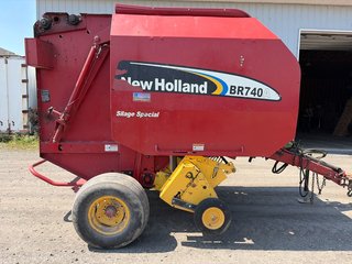 New Holland BR740A  2006 à Cacouna, Québec - 2 - w320h240px
