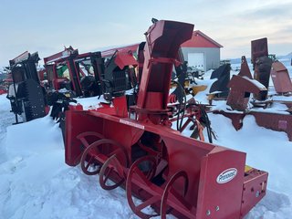 2006 Pronovost P860-92 in Cacouna, Quebec - 2 - w320h240px