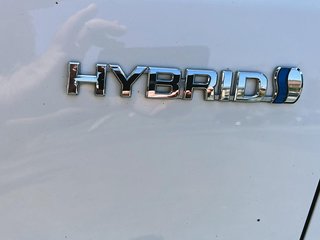 Toyota Prius v Hatchback 2018