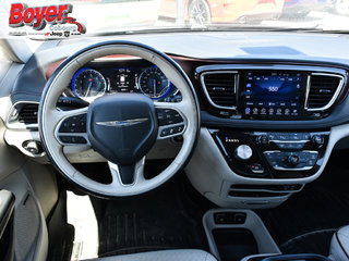 2017 Chrysler Pacifica in Pickering, Ontario - 14 - w320h240px