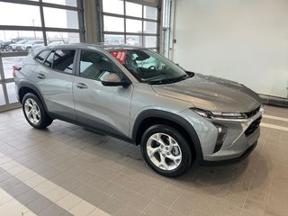 2024 Chevrolet Trax LS in Amos, Quebec - 2 - w320h240px