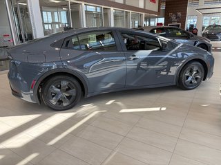 Toyota Prius Plug-in Hybrid SE 2027 à Amos, Québec - 3 - w320h240px