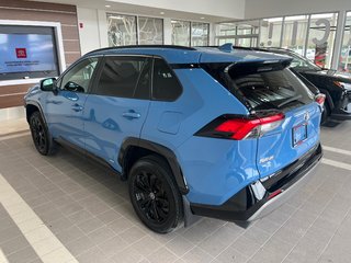 Toyota RAV4 Hybrid SE 2022 à Amos, Québec - 3 - w320h240px