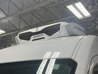 2017 Ford Cargo T-250 toit moyen 148 po PNBV de 9 000 lb porte cou in Boucherville, Quebec - 5 - w320h240px