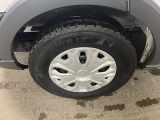 2017 Ford Cargo T-250 toit moyen 148 po PNBV de 9 000 lb porte cou in Boucherville, Quebec - 4 - w320h240px