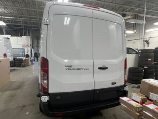 2017 Ford Cargo T-250 toit moyen 148 po PNBV de 9 000 lb porte cou in Boucherville, Quebec - 6 - w320h240px