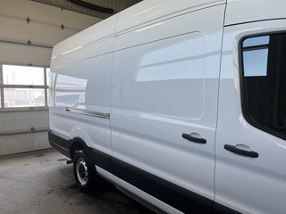 2021 Ford Cargo T-250 EL PA toit surélevé 148 po PNBV de 9 070 lb in Boucherville, Quebec - 6 - w320h240px