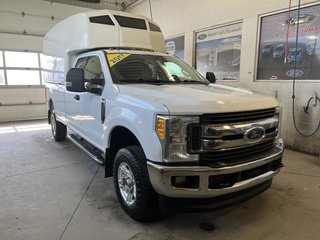 2017 Ford F-250 XLT cabine double 4RM 164 PO in Boucherville, Quebec - 2 - w320h240px