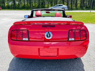 Ford Mustang CONVERTIBLE / ROUGE SUR ROUGE / MOTEUR V6 / MAGS 17 / JAMAIS SORTI L’HIVER 2006 à Thetford Mines, Québec - 5 - w320h240px