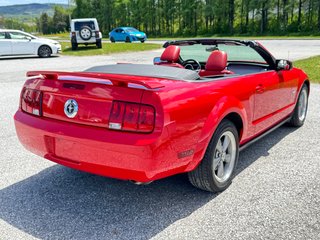 Ford Mustang CONVERTIBLE / ROUGE SUR ROUGE / MOTEUR V6 / MAGS 17 / JAMAIS SORTI L’HIVER 2006 à Thetford Mines, Québec - 4 - w320h240px