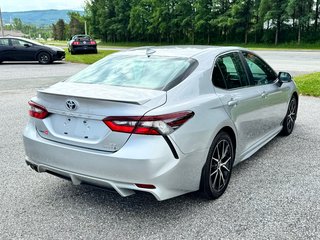 Toyota Camry HYBRIDE SE + TOIT OUVRANT / MAGS 18 / 1 SEUL PROPRIÉTAIRE / WOW 2022 à Thetford Mines, Québec - 4 - w320h240px